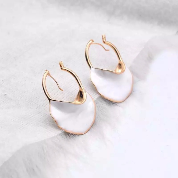 White Shell Irregular Gold Hoop Elegant Earrings - Picture 2 of 8
